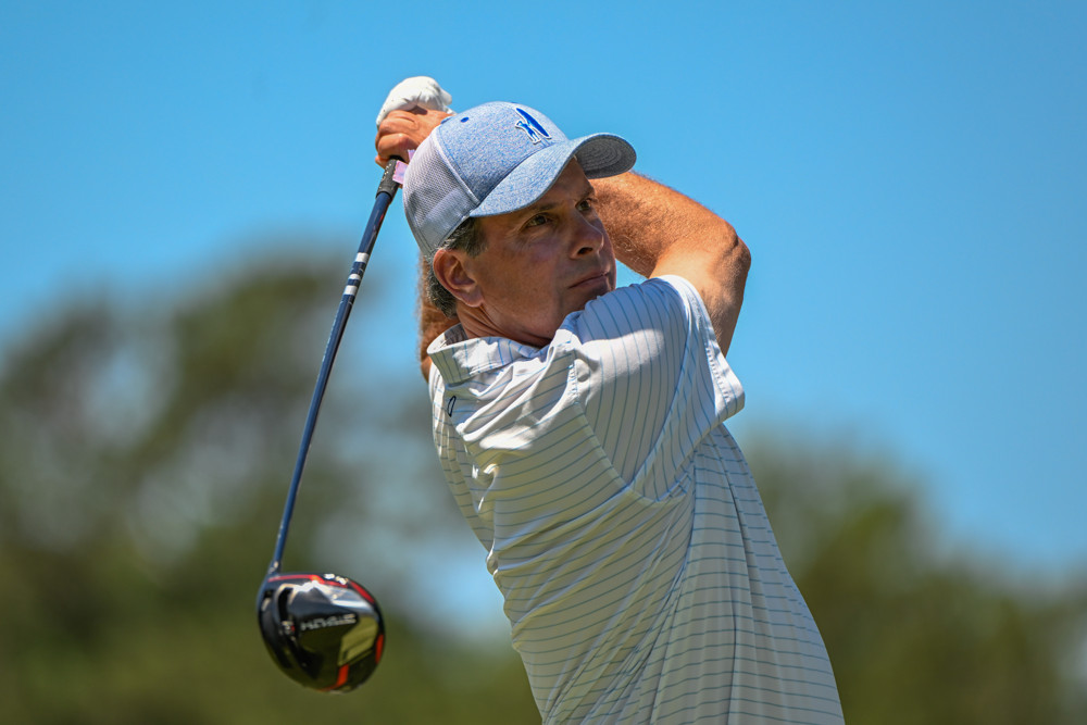 Golfeur analysant et exécutant un drive sur le parcours – illustration de la prise de décision au golf