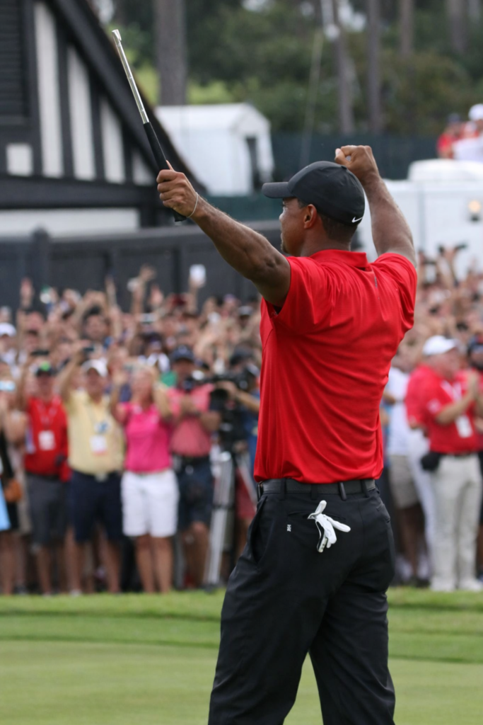 Tiger Woods célébrant une victoire – illustration du livre "Tiger Woods, l’homme aux deux visages" auteur : Laurent Agostini