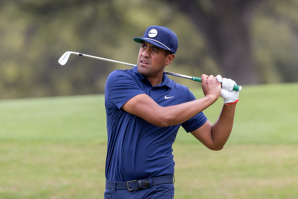 golfeur professionnel en finish de swing avec un fer sur parcours de golf regardant la trajectoire de balle